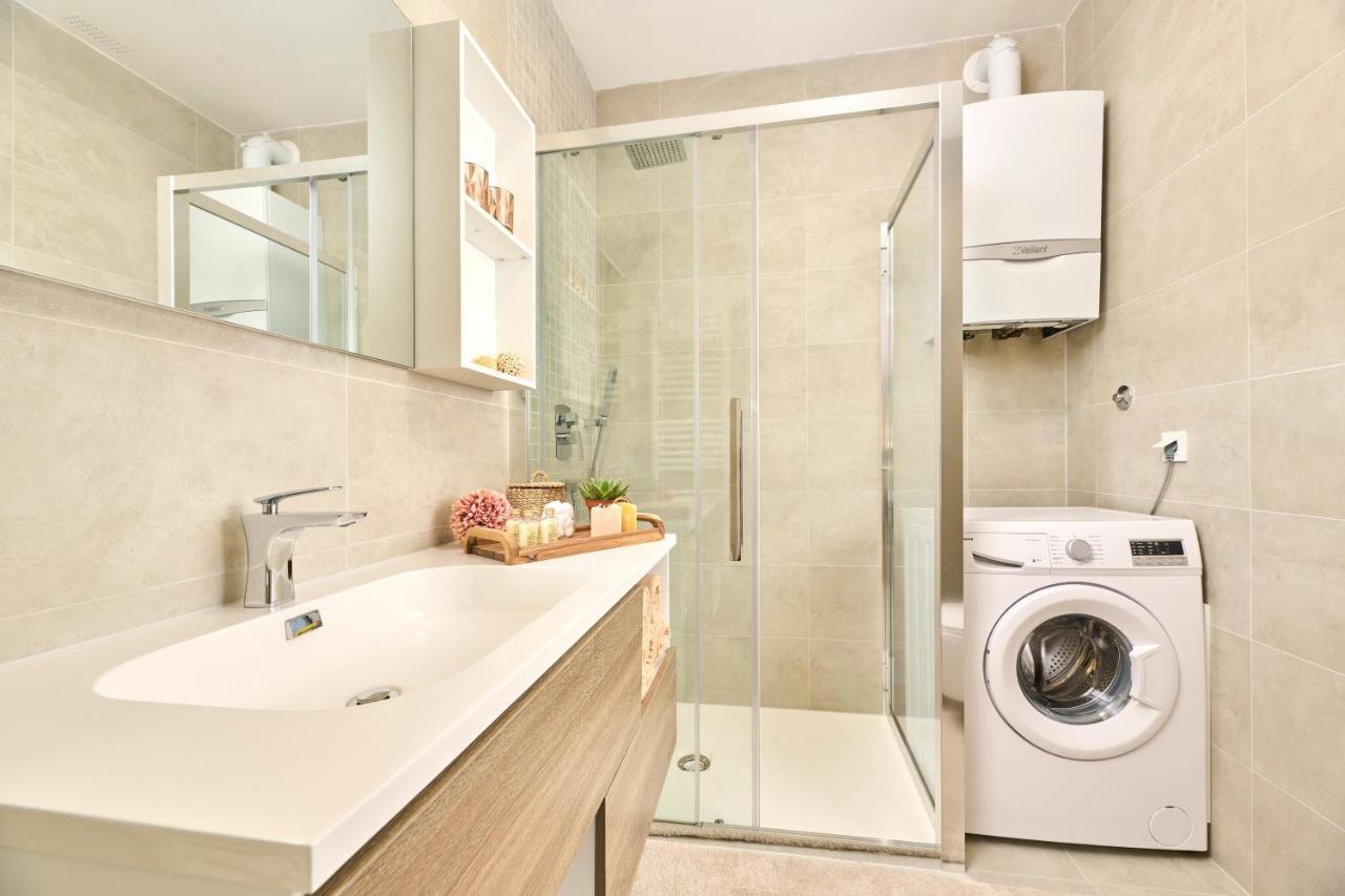 Brand New 1 Bedroom Apartment With Backyard Near The Beach! Poreč Buitenkant foto