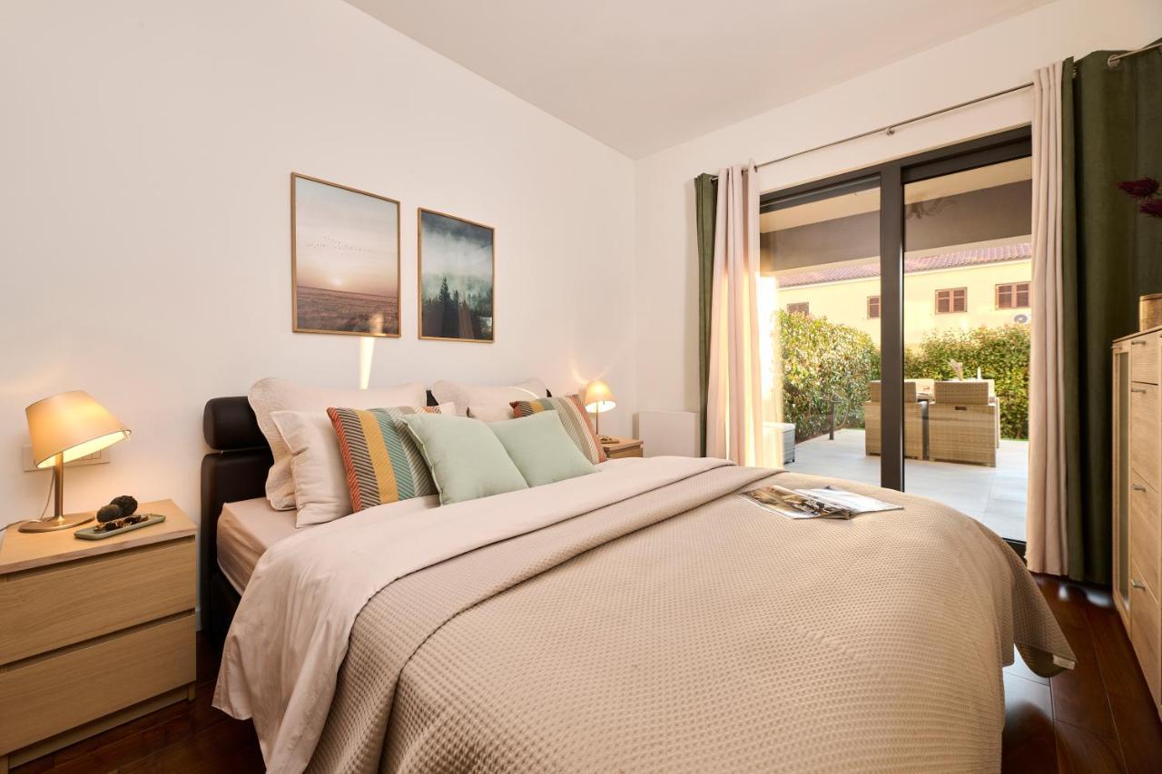 Brand New 1 Bedroom Apartment With Backyard Near The Beach! Poreč Buitenkant foto